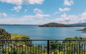 Tinajas Arenal Lakefront Lodge