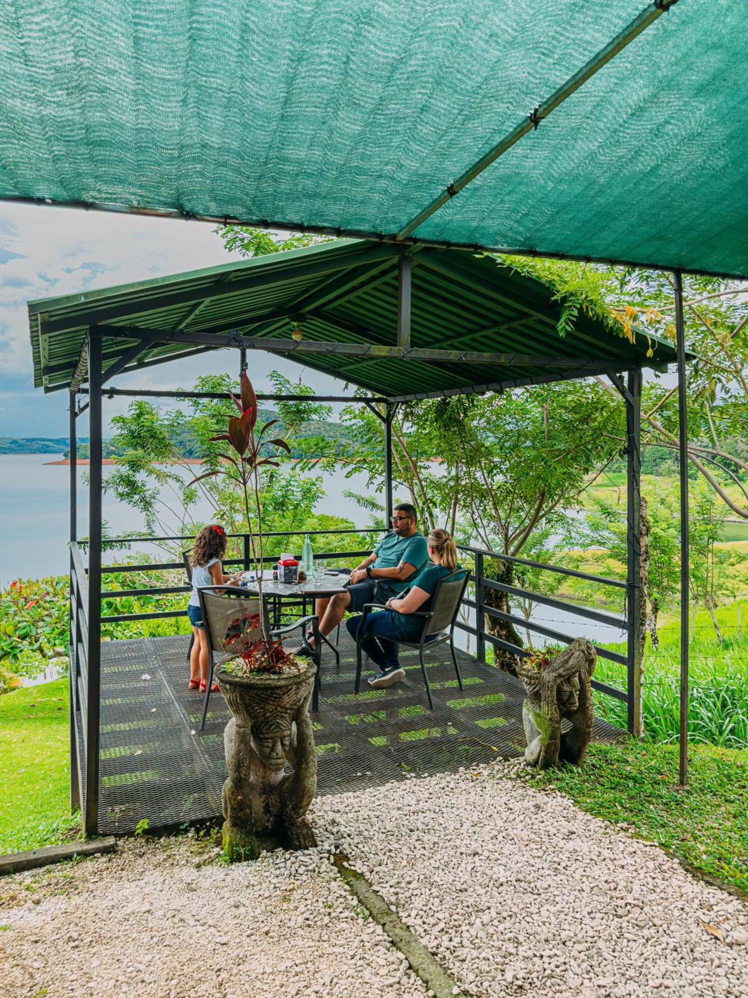 Tinajas Arenal Lakefront Lodge Nuevo Arenal Exterior foto