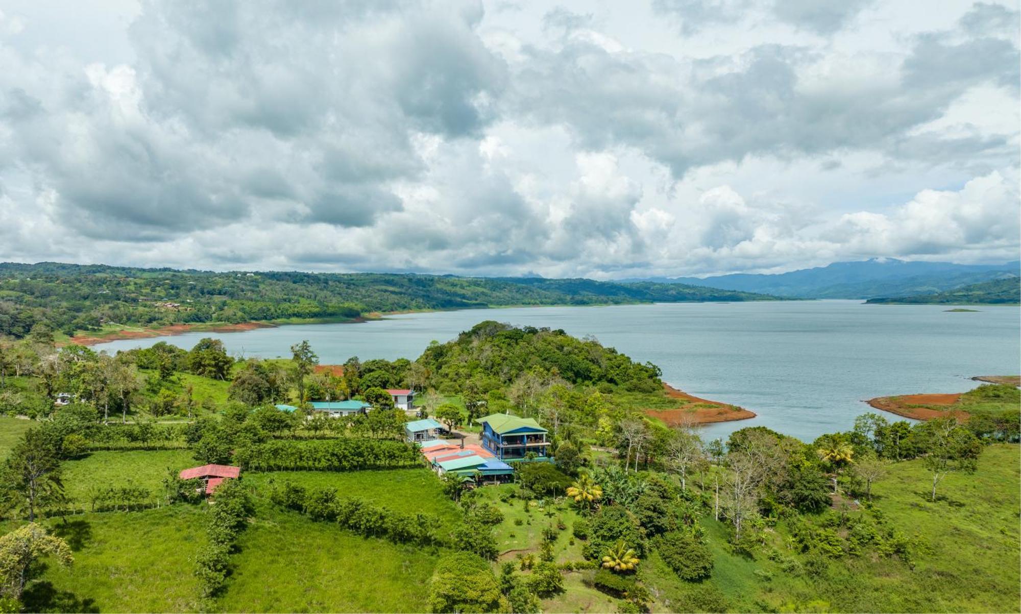 Tinajas Arenal Lakefront Lodge Nuevo Arenal Exterior foto