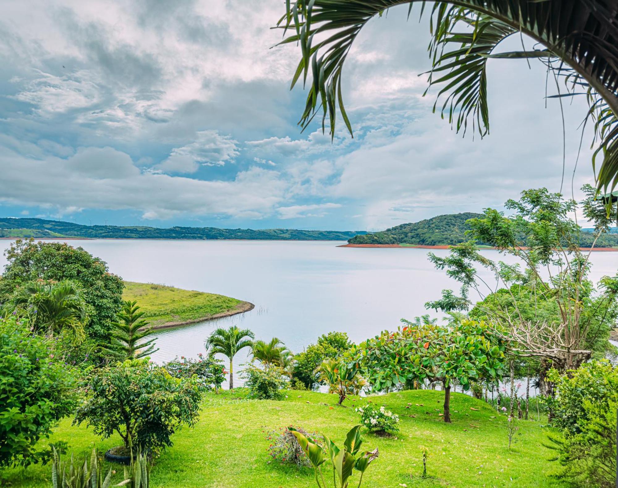Tinajas Arenal Lakefront Lodge Nuevo Arenal Exterior foto